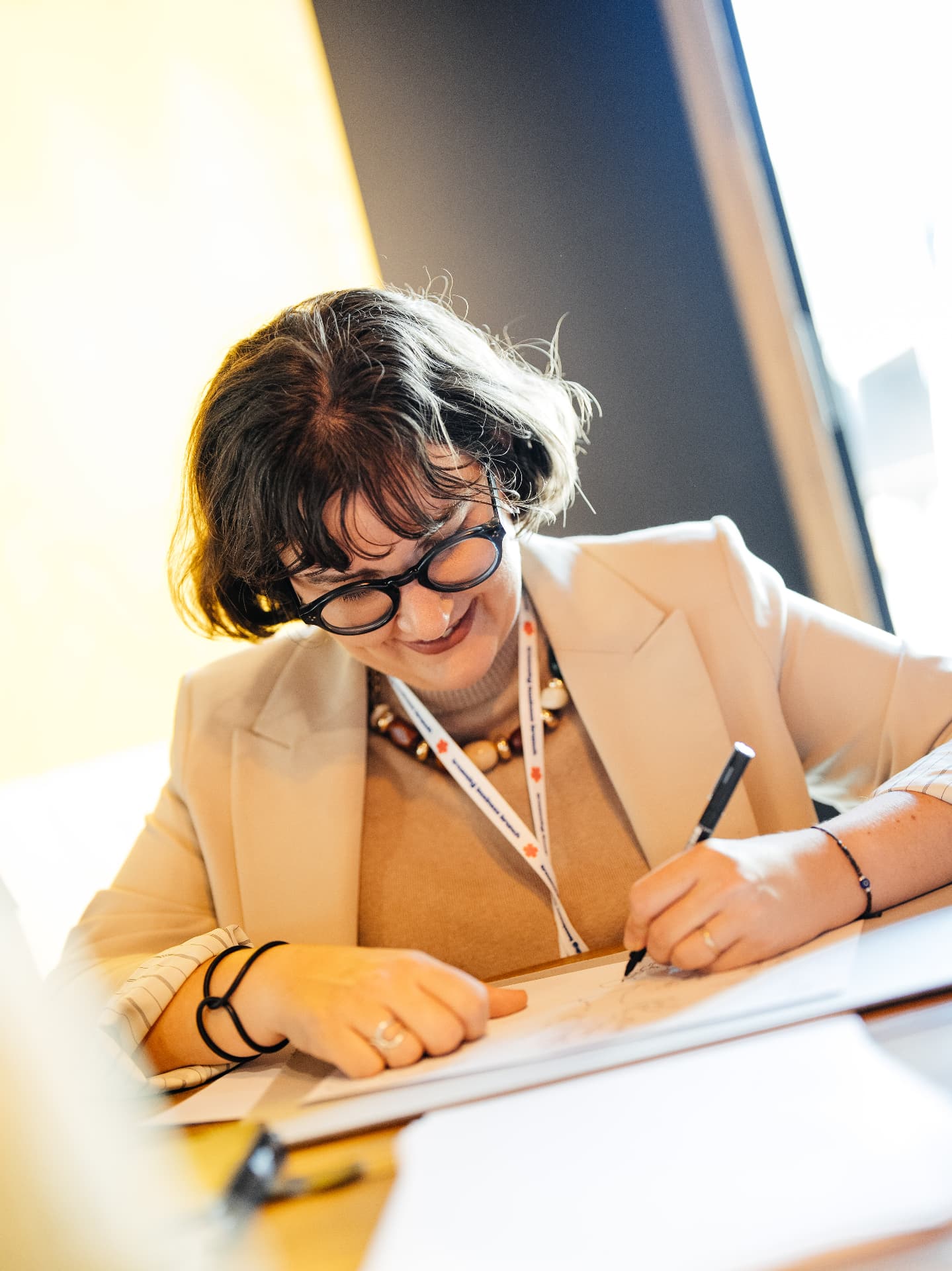 Zuzana Lőwy, komunikačný stratég, pri písaní poznámok na workshope