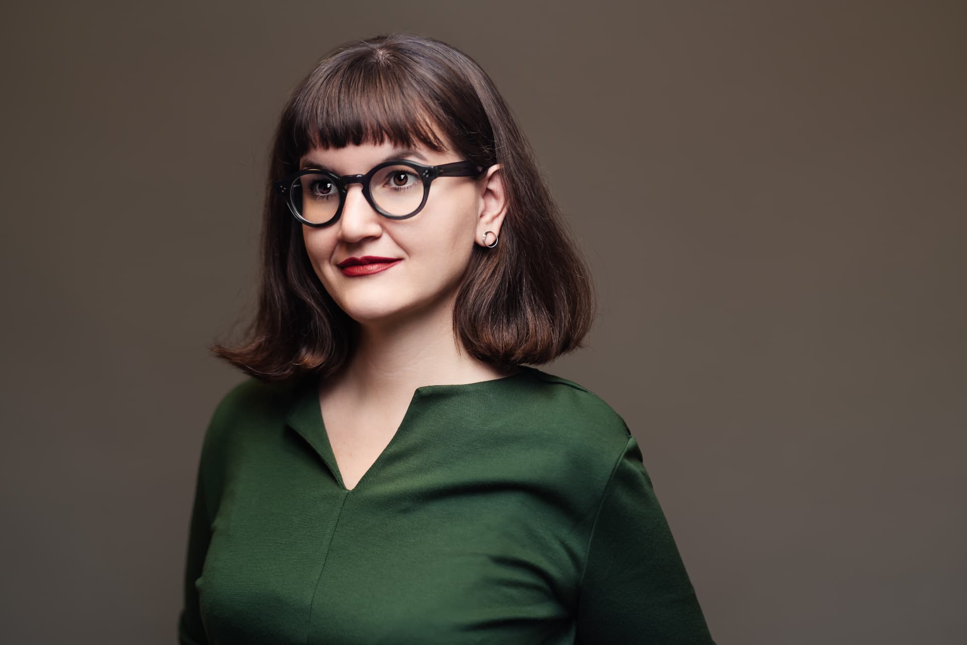 Zuzana Lowy, komunikačná strategička, portrét pri článku o rebrandingu a komunikácii značky